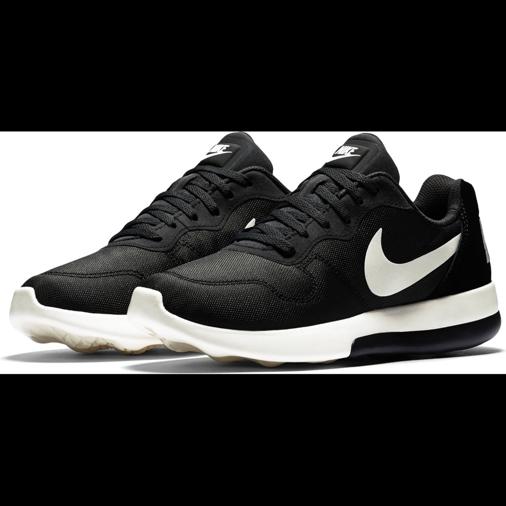 Nike MD Runner 2 LW Size 8 Black & White Sneakers